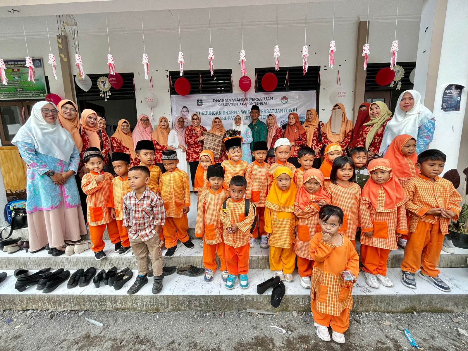 DWP Kabupaten Lombok Tengah Kunjungi TK Dasan Sari Kecamatan Kopang: Wujud Nyata Kepedulian terhadap Dunia Pendidikan Usia Dini